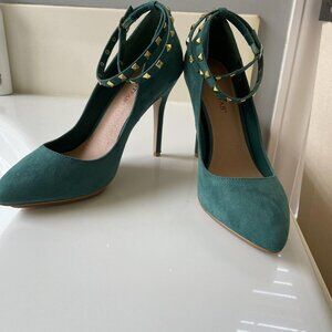 JustFab Green Suede Platform Heels Size 7. Double Strap With Gold Studs